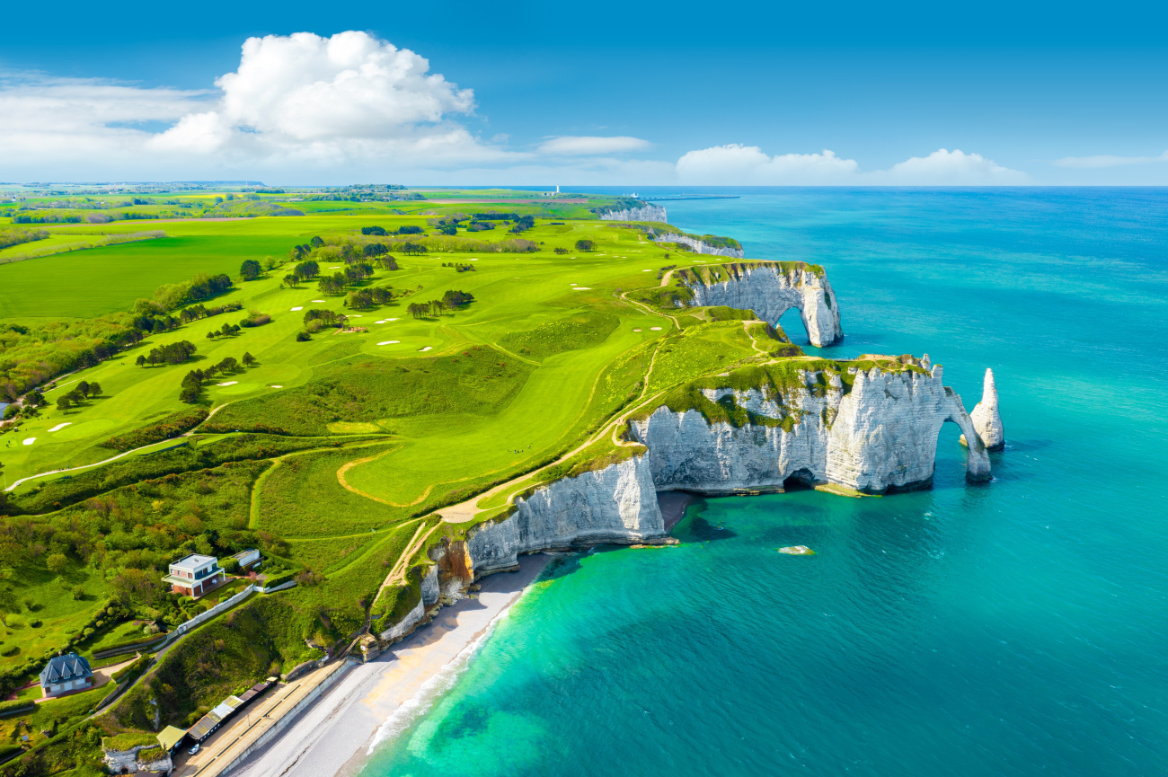 Vue a&eacute;rienne des falaises d'&Eacute;tretat