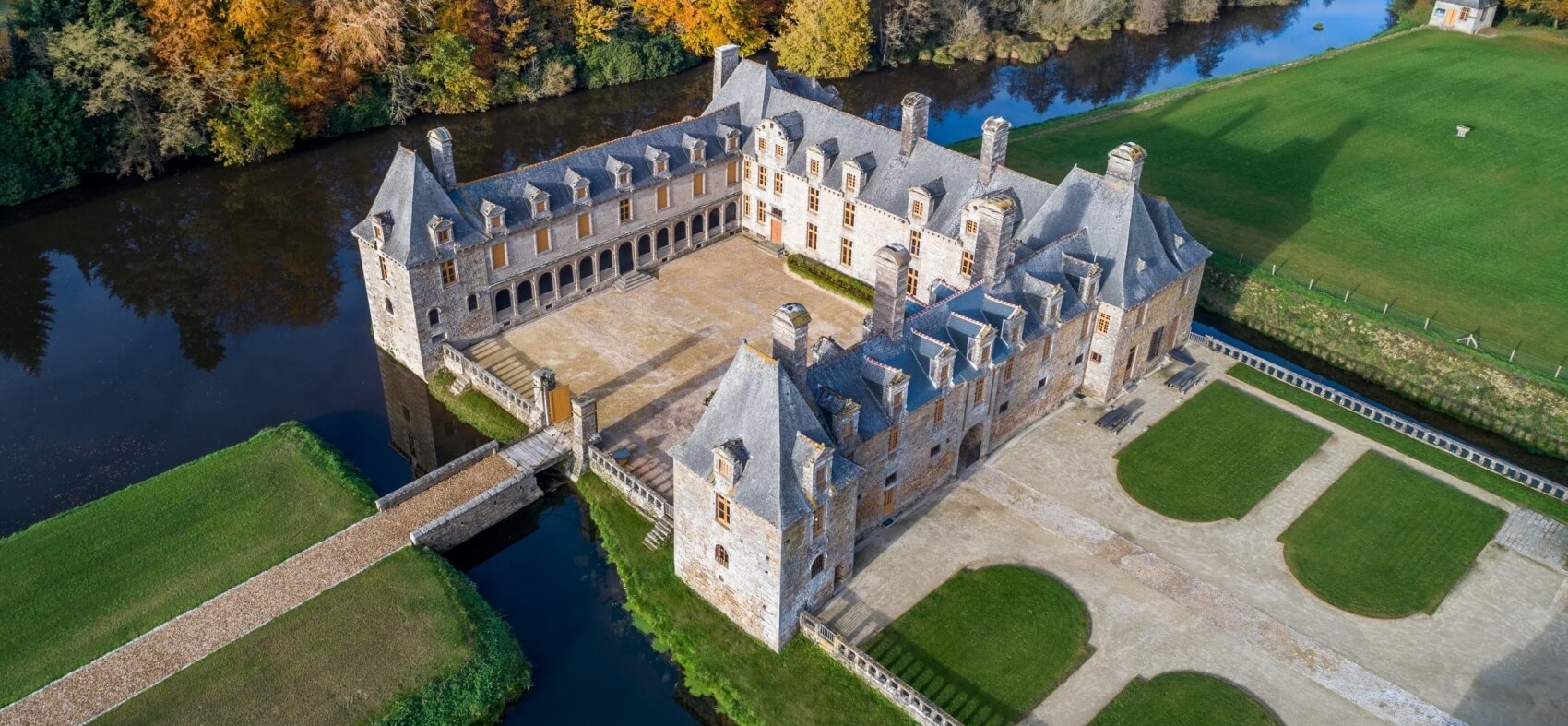 Tricots Saint-James et le château du Rocher Portail