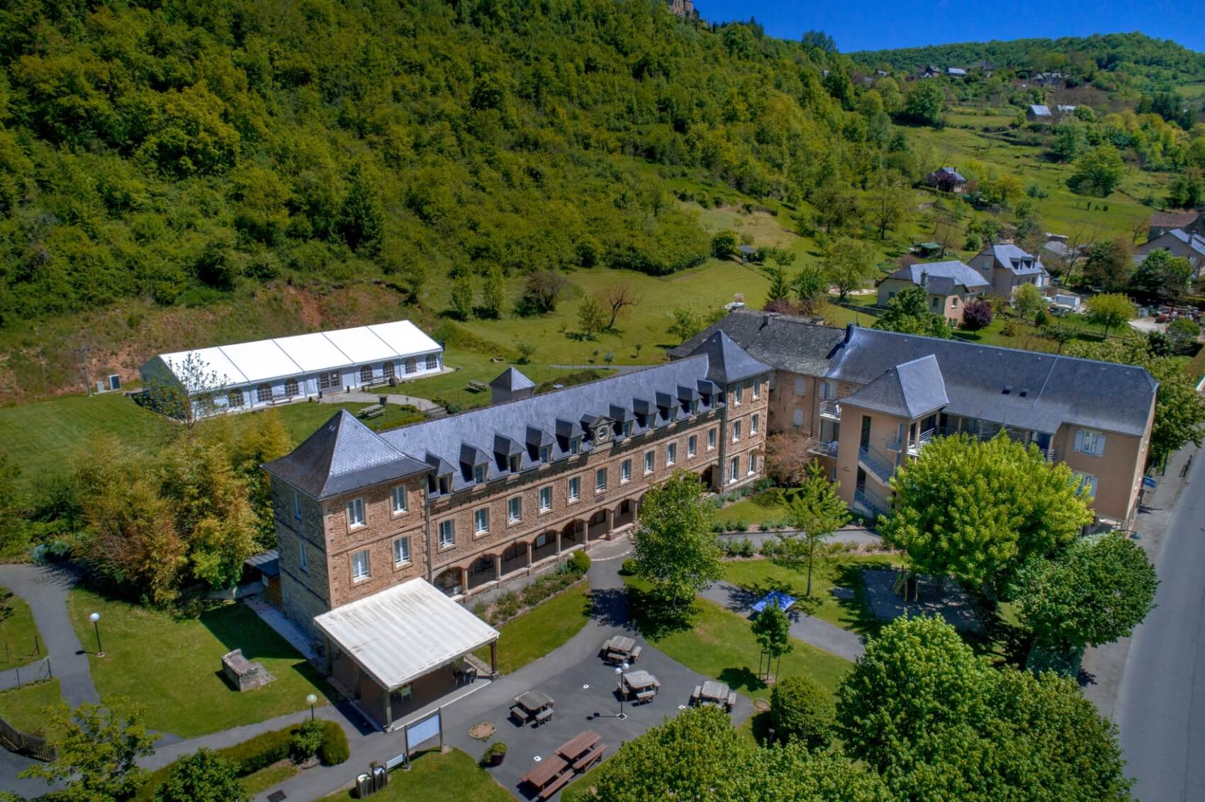 VOTRE HEBERGEMENT : L'HÔTEL DES BAINS