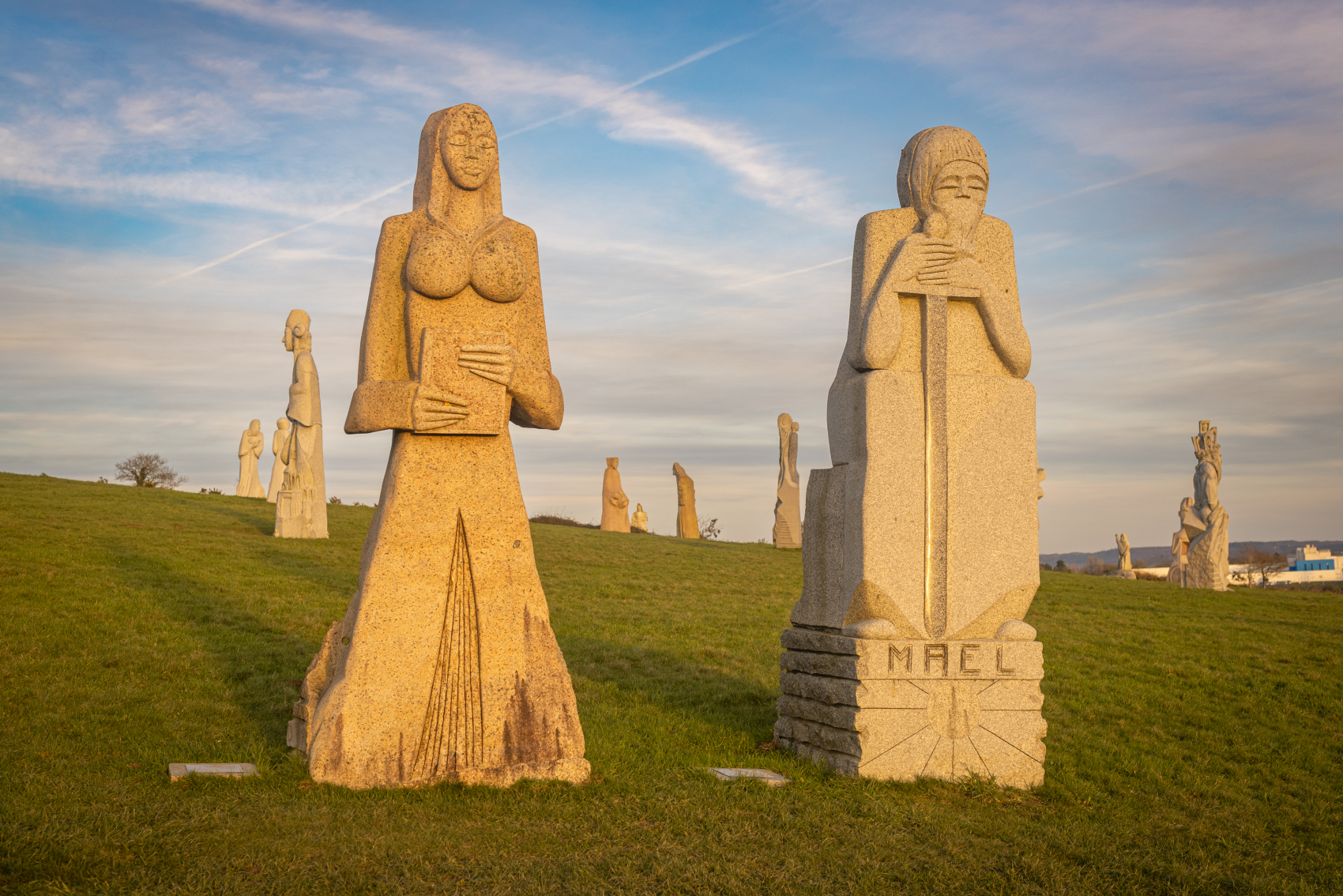 La Vallée des Saints et croisière sur le lac de Guerlédan