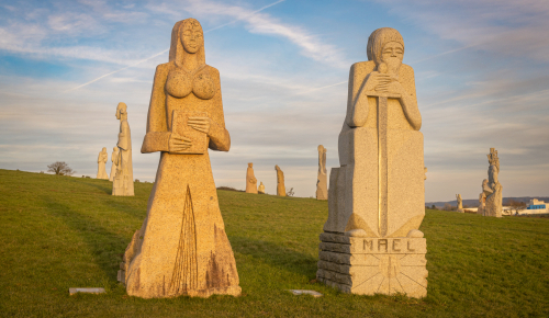 La Vallée des Saints et croisière sur le lac de Guerlédan